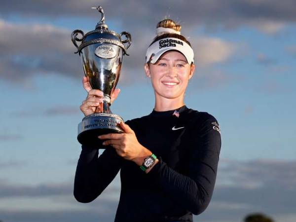 Nelly Korda berpose dengan trofi The Annika. (Foto: Golf Digest)
