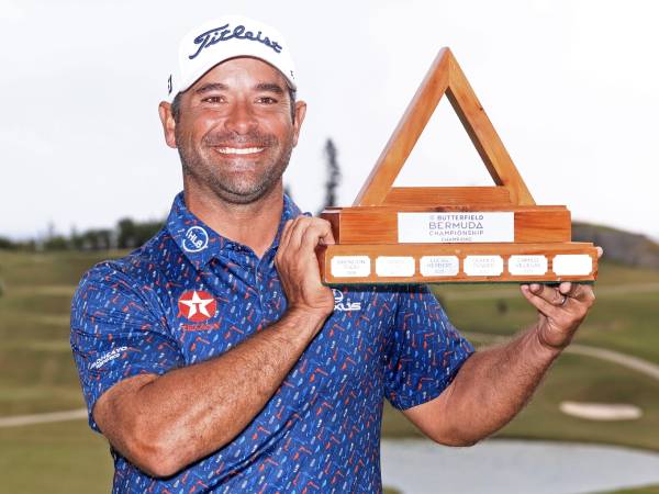 Rafael Campos berpose dengan trofi Bermuda Championship. (Foto: Golf Digest)