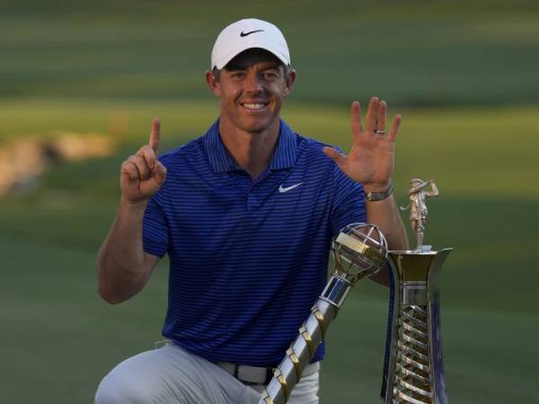Rory McIlroy berpose dengan trofi World Tour Championship dan Race to Dubai. (Foto: Golf Digest)