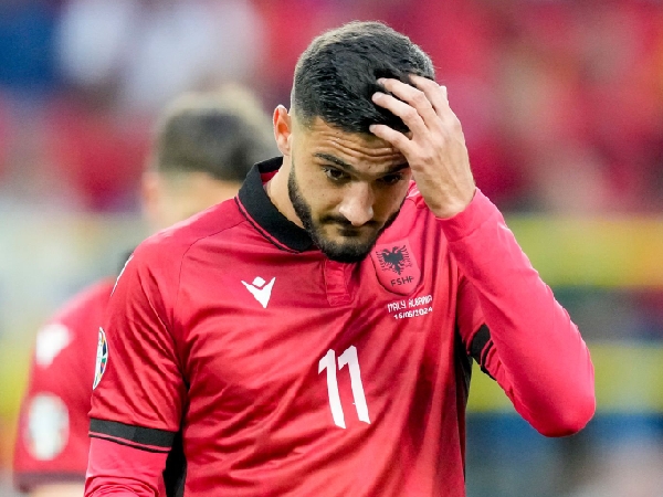 Armando Broja menanti penampilan pertamanya untuk Everton