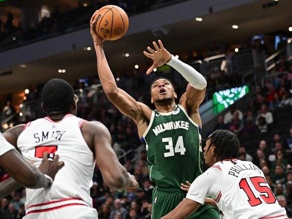 Giannis Antetokounmpo (tengah) mencetak 41 poin saat Milwaukee Bucks mengalahkan tim tamu Chicago Bulls 122-106 pada hari Rabu (20/11) malam. (Foto: AP)