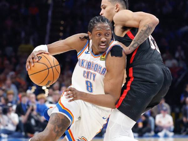Jalen Williams (kiri) mencetak 30 poin saat Oklahoma City Thunder mengalahkan tim tamu Portland Trail Blazers 109-99 pada Rabu (20/11) malam. (Foto: AP)