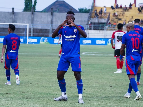 Penyerang Arema FC, Charles Lokolingoy merayakan gol ke gawang Madura United