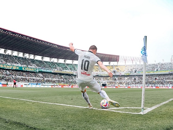 Gelandang Persija Jakarta, Maciej Gajos di laga kontra Persebaya Surabaya