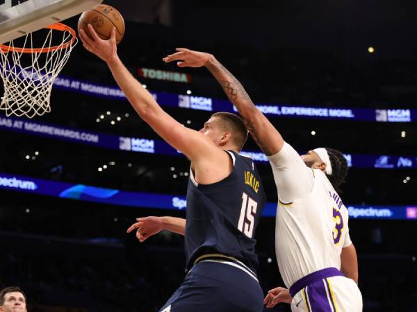 Nikola Jokic (kiri) hampir mencetak triple double lagi saat Denver Nuggets meraih kemenangan 127-102 atas Los Angeles Lakers pada Sabtu (23/11) malam. (Foto: AP)