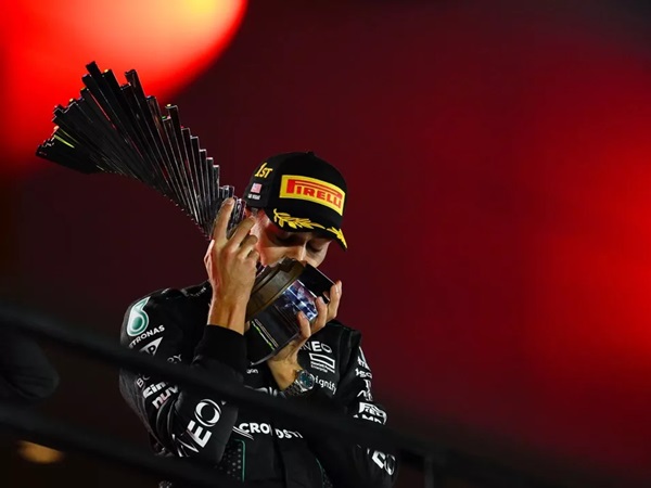 Lewis Hamilton Ucapkan Selamat ke Verstappen Usai Jadi Juara F1