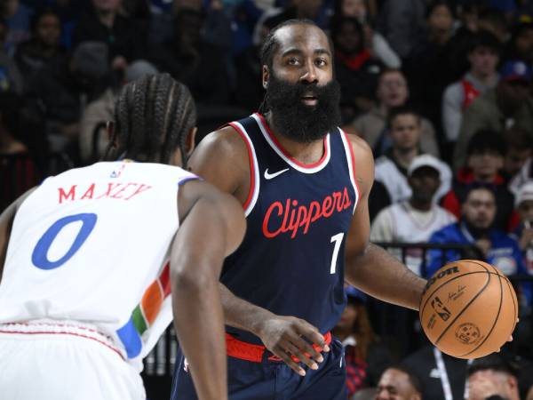 James Harden (kanan) mencetak 23 saat Los Angeles Clippers mengalahkan Philadelphia 76ers 125-99 pada hari Minggu (24/11) malam. (Foto: AP)