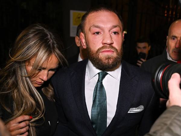 Conor McGregor keluar ruang persidangan setelah keputusan juri perdata di Irlandia. (Foto: AFP)