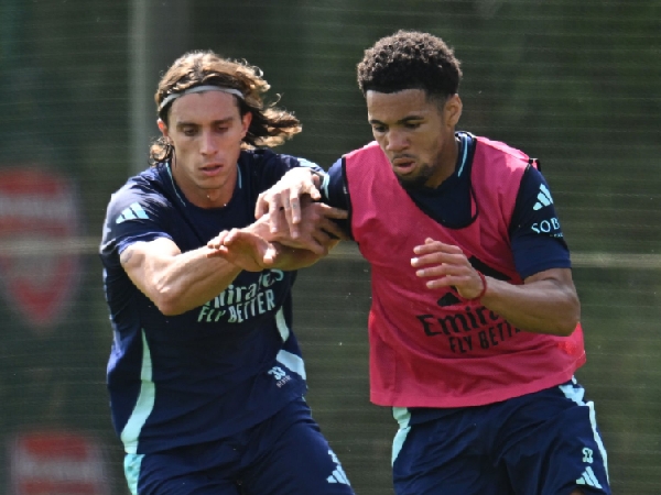 Riccardo Calafiori dan Ethan Nwaneri