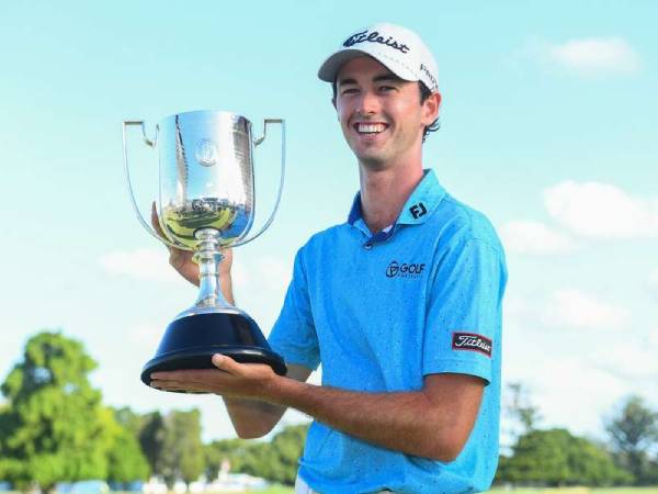 Elvis Smylie berpose dengan trofi PGA Australia Championship. (Foto: Golf Digest)