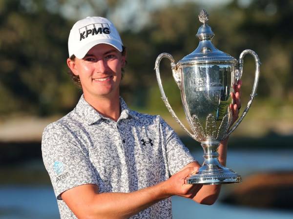 Maverick McNealy berpose dengan trofi RSM Classic. (Foto: Golf Digest)