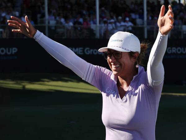 Marina Alex melakukan selebrasi setelah merampungkan putarannya di CME Group Tour Championship. (Foto: Golf Digest)
