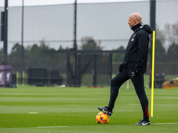 Arne Slot Hadapi Keputusan Krusial Jelang Laga Liverpool vs Man City