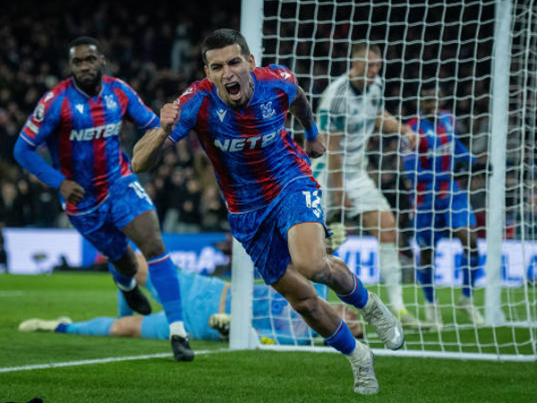 Crystal Palace Tahan Newcastle, Daniel Munoz Jadi Pahlawan di Menit Akhir