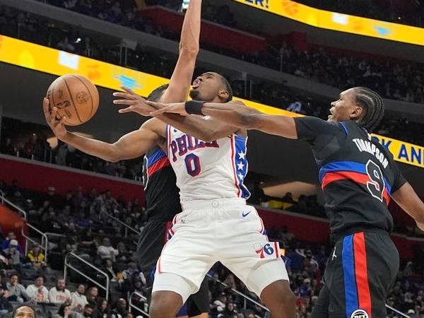 Tyrese Maxey (kiri) mencetak 28 poin saat tim tamu Philadelphia 76ers berhasil mengalahkan Detroit Pistons 111-96 pada Sabtu (30/11) malam. (Foto: AP)