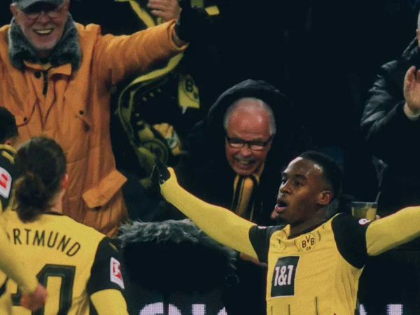 Jamie Gittens membuka keunggulan untuk Borussia Dortmund di babak pertama melawan Bayern Munich