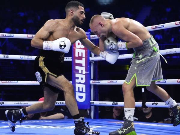 Galal Yafai (kiri) sukses menghentikan Sunny Edwards dalam enam ronde. (Foto: Fight TV)