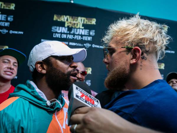 Floyd Mayweather (kiri) dan Jake Paul sempat adu mulut dalam konferensi pers Logan Paul. (Foto: Fight TV)