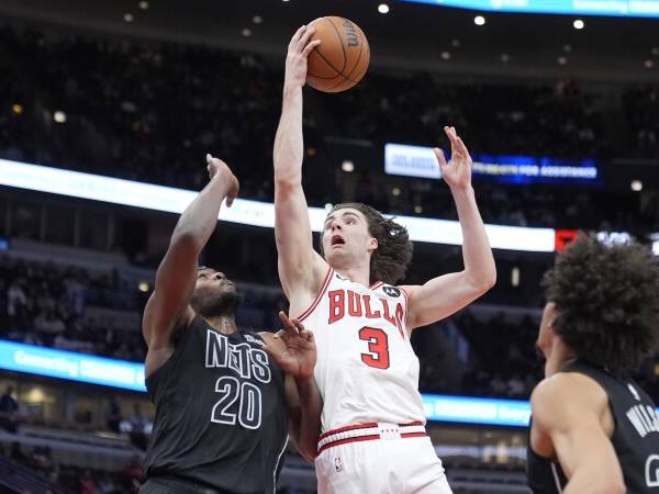 Josh Giddey (tengah) mencetak 20 poin saat Chicago Bulls meraih kemenangan 128-102 atas Brooklyn Nets pada Senin (2/12) malam. (Foto: AP)