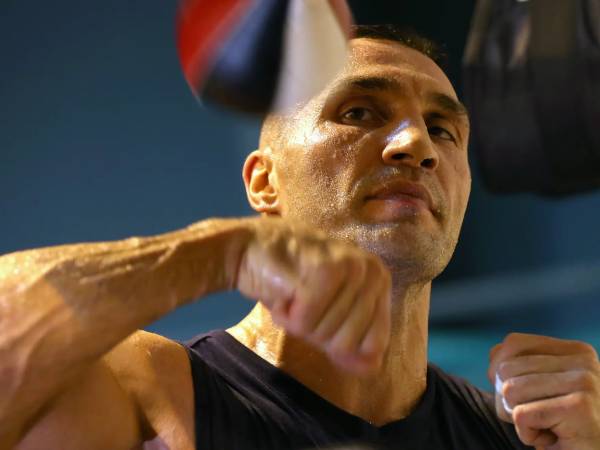 Wladimir Klitschko akan memecahkan rekor George Foreman dengan selisih empat tahun jika berhasil. (Foto: Fight TV)