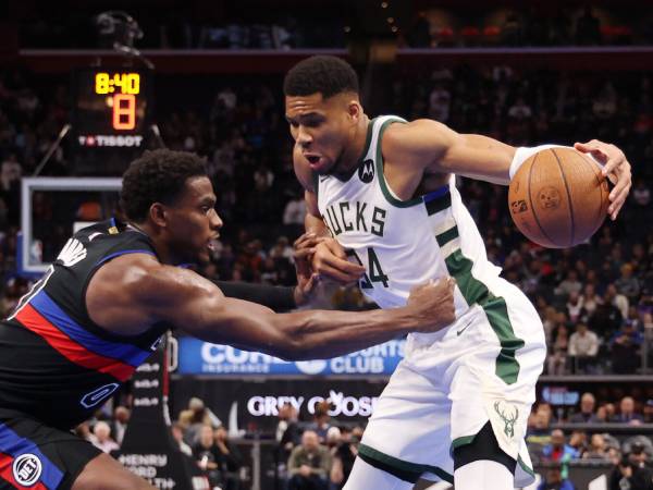 Giannis Antetokounmpo (kanan) mencetak 28 poin saat Milwaukee Bucks melaju di Piala NBA dengan kemenangan 128-107 atas Detroit Pistons pada Selasa (3/12) malam. (Foto: AP)