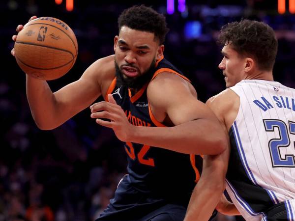 Karl-Anthony Towns (kiri) mencetak 23 poin saat tuan rumah New York Knicks meraih kemenangan 121-106 atas Orlando Magic pada Selasa (3/12) malam. (Foto: AP)