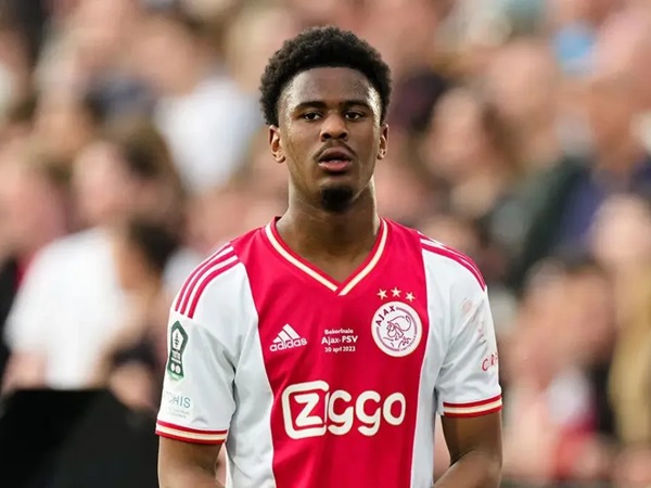 Real Madrid Tertarik Mendatangkan Bek Ajax Amsterdam