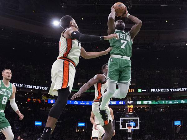 Jaylen Brown (kanan) mencetak 28 poin saat Boston Celtics meraih kemenangan 130-120 atas tim tamu Detroit Pistons pada Rabu (4/12) malam. (Foto: AP)