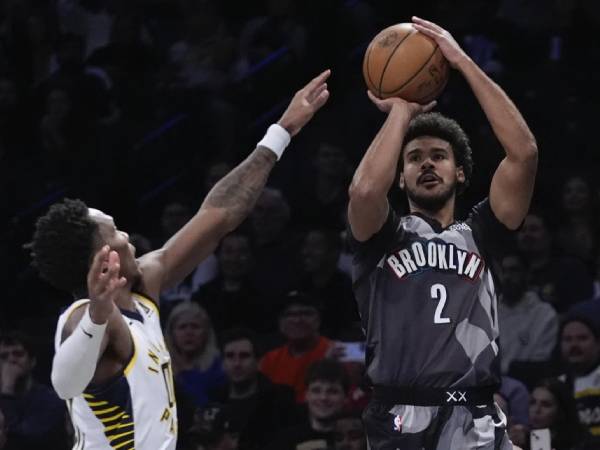 Cameron Johnson (kanan) mencetak 26 poin saat Brooklyn Nets mengalahkan Indiana Pacers 99-90 pada Rabu (4/12) malam di New York. (Foto: AP)