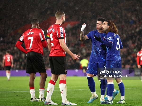 Kapten Southampton, Jack Stephens, melakukan pelanggaran-pelanggaran konyol terhadap bek Chelsea Marc Cucurella