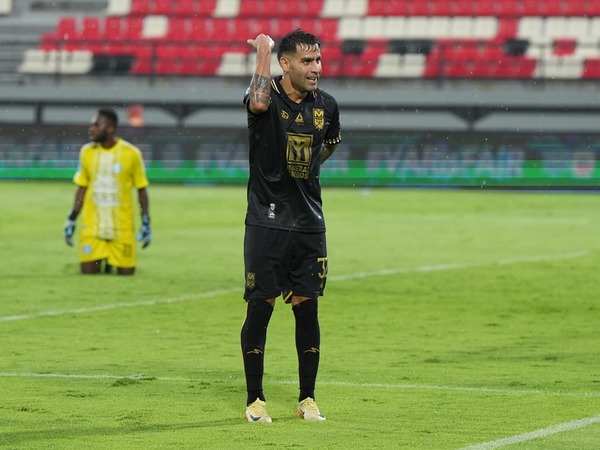 Pemain Malut United FC, Jorge Correa merayakan gol ke gawang PSBS Biak