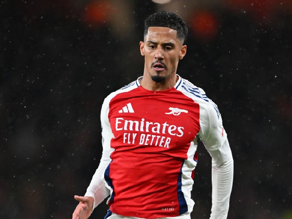 William Saliba terus tampil konsisten di jantung pertahanan Arsenal