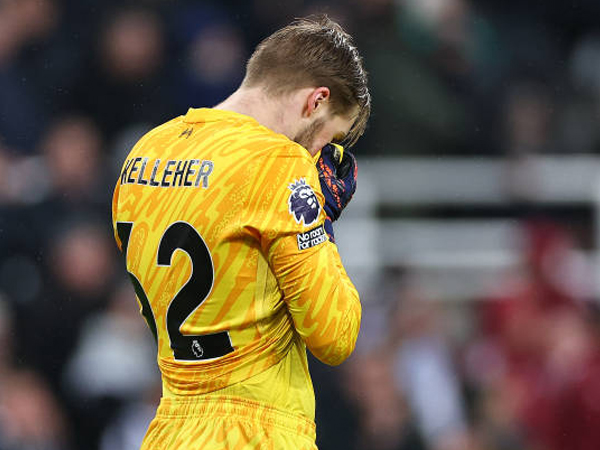 Arne Slot Pasang Badan untuk Caoimhin Kelleher Jelang Derby Merseyside