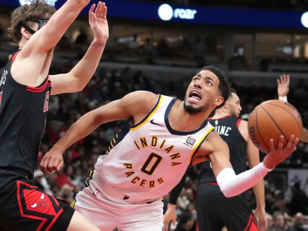 Tyrese Haliburton (kanan) mencetak 23 poin saat Indiana Pacers menang 132-123 atas tuan rumah Chicago Bulls pada hari Jumat (6/12) malam. (Foto: AP)