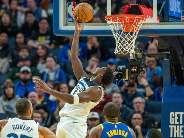 Anthony Edwards (tengah) mencetak 30 poin saat Minnesota Timberwolves mengalahkan Golden State Warriors 107-90 pada Jumat (6/12) malam. (Foto: AP)