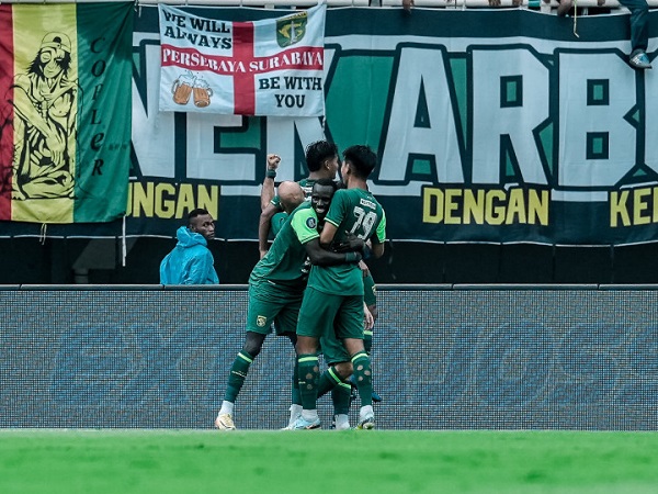 Pemain Persebaya Surabaya merayakan gol ke gawang Arema FC