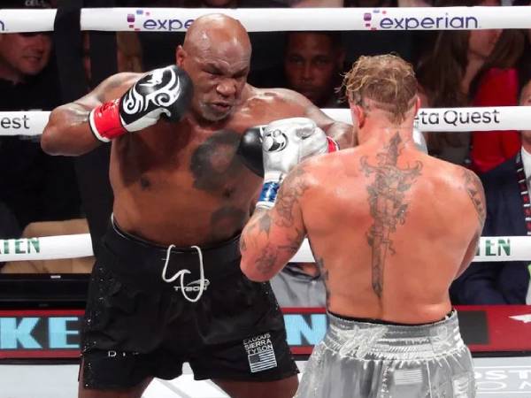 Mike Tyson kalah angka mutlak dari Jake Paul yang memicu kontroversi karena diduga “telah diatur”. (Foto: Fight TV)