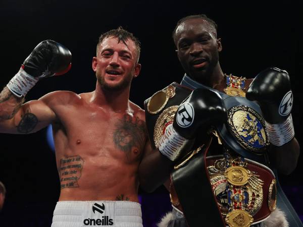 Denzel Bentley (kanan) berpose dengan Brad Pauls setelah pertarungan mereka. (Foto: Fight TV)