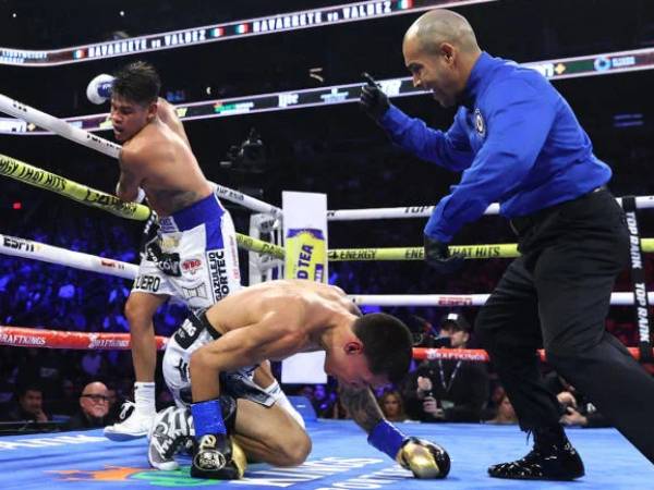 Emanuel Navarrete (kiri) menyaksikan Oscar Valdez terjatuh ke kanvas. (Foto: Fight TV)