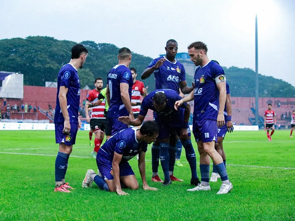 Pemain bertahan Persik Kediri, Hamra Hehanussa merayakan gol pertama musim ini