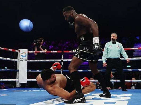 Lawrence Okolie (kanan) tidak kesulitan mengalahkan Hussein Muhamed. (Foto: Fight TV)