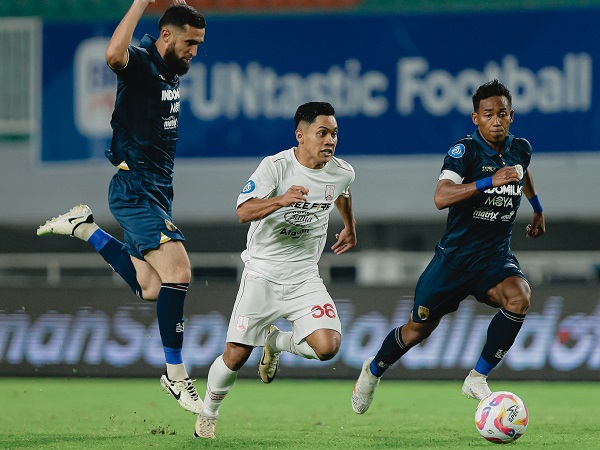 Pemain Persis Solo Althaf Indie di laga kontra Persita Tangerang