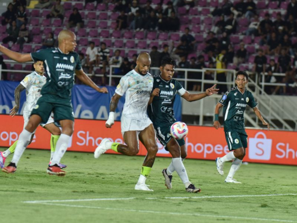 Persib meraih kemenangan tipis 2-1 dari PSS Sleman