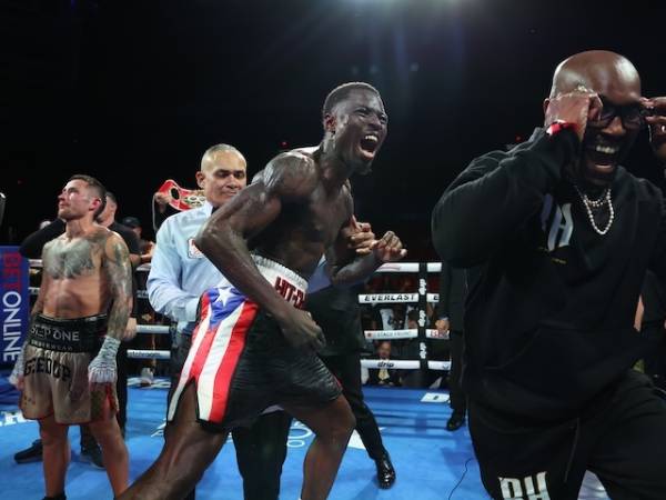 Richardson Hitchins (tengah) meluapkan kegembiraan setelah dinyatakan sebagai pemenang atas Liam Paro. (Foto: Fight TV)