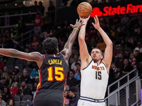 Nikola Jokic (kanan) mencetak 48 poin saat Denver Nuggets meraih kemenangan 141-111 atas Atlanta pada hari Minggu (8/12). (Foto: AP)