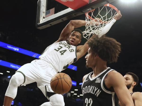 Giannis Antetokounmpo (kiri) mencetak 34 poin saat Milwaukee Bucks meraih kemenangan 118-113 atas Brooklyn Nets pada hari Minggu (8/12). (Foto: AP)