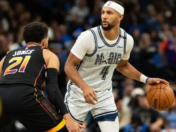 Jalen Suggs (kanan) mencetak 26 poin saat Orlando Magic mengalahkan tim tamu Phoenix Suns 115-110 pada Minggu (8/12) malam. (Foto: AP)