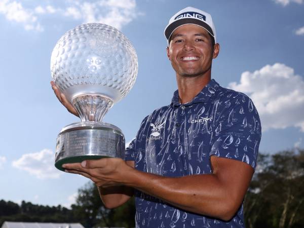 Johannes Veerman berpose dengan trofi Nedbank Golf Challenge. (Foto: Golf Digest)