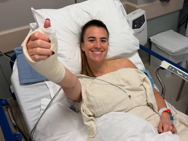 Sabrina Ionescu tampak memperlihatkan tangan kanannya yang menjalani prosedur untuk cedera ibu jari. (Foto: Instagram)