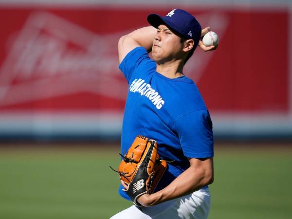 Shohei Ohtani selama ini bermain lempar tangkap dari jarak sekitar 60 kaki. (Foto: AP)